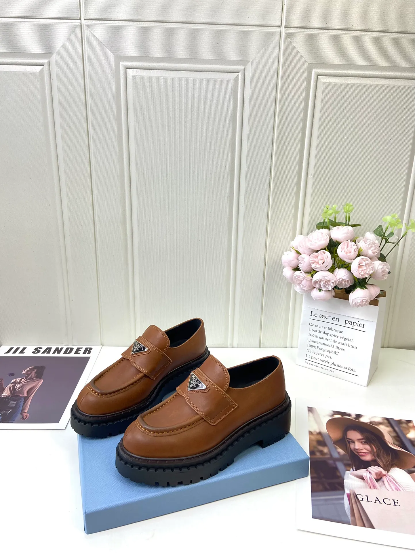 👟👟Ex-factory price 520👟👟 🔥🔥✨Prada* 2024WA new autumn and winter thick-soled loafers👟 These leather loafers use thick soles, craftsmanship details and contemporary elements add vitality, interpreting classics in a new fashion language. Enamel-coated triangular metal logo with a height of 55 mm makes its debut 🌟 Recommended by major bloggers on Xiaohongshu, developed 1-1 to highlight classic charm. Cowhide lining TPU outsole ➕ genuine leather edge bar Code number: 35 to 41 (40-41 customized, non-refundable)